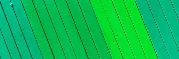 Dřevěné panoramatické zelené pozadí. Dřevěné latě v různých odstínech zelené - Fotografie, Obrázek