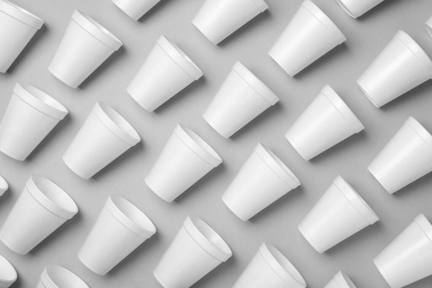 Many styrofoam cups on light grey background, flat lay - Foto, Bild