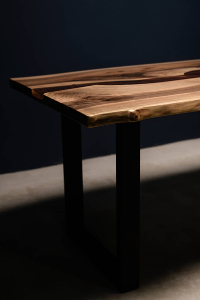 вертикальна фотографія столу з натурального дерева та епоксидної смоли
 - Фото, зображення