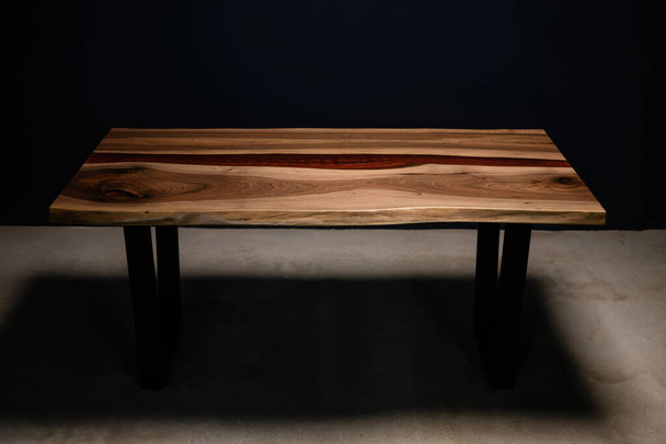 великий сімейний стіл з натурального дерева та епоксидної смоли вид збоку
 - Фото, зображення