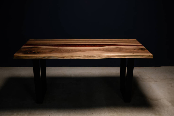 ένα μεγάλο ξύλινο τραπέζι γεμάτο με εποξειδική ρητίνη - Φωτογραφία, εικόνα
