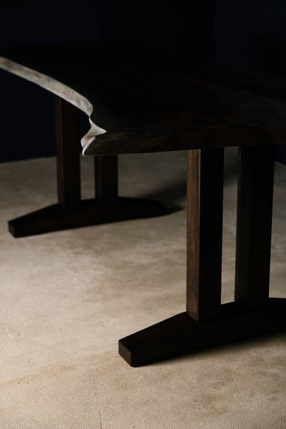 ręcznie robione drewniane nóżki na stole są lakierowane - Zdjęcie, obraz