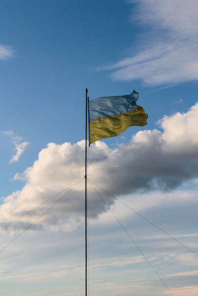 Bandera nacional de Ucrania contra el cielo azul. - Foto, imagen