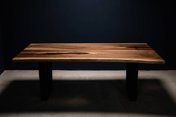 великий природний стіл з прозорого епоксидного дерева вид збоку
 - Фото, зображення