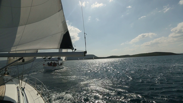 Вітрильники брати участь у Вітрильна Регата "12 Ellada осінь 2014 року" на Егейському морі. - Кадри, відео