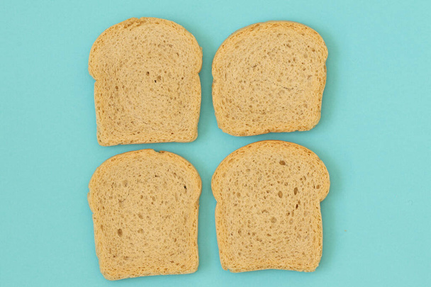 Droog brood op een blauwe achtergrond. Brood is gemaakt van tarwe en roggemeel. - Foto, afbeelding