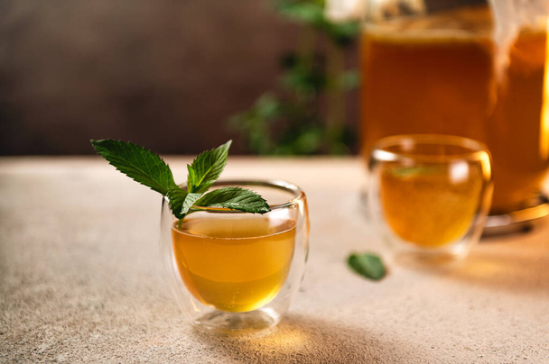 Грибы чая, комбуча, домашний, освежающий напиток в стеклянных чашках с мятой - Фото, изображение