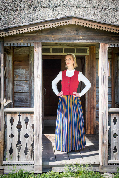 Lotyšská žena v tradičním oblečení. Ligo folk. - Fotografie, Obrázek