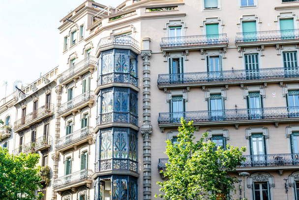 A régi modernista lakóépületek homlokzata El Eixample, Barcelona, Katalónia, Spanyolország, Európa - Fotó, kép