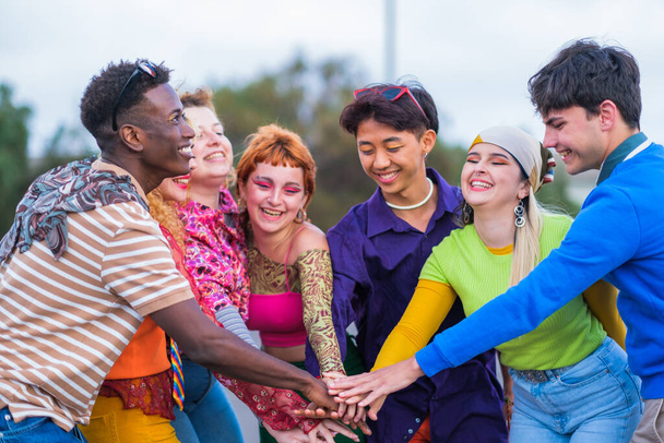 Gruppe von Teenagern verschiedener Ethnien feiert - Foto, Bild