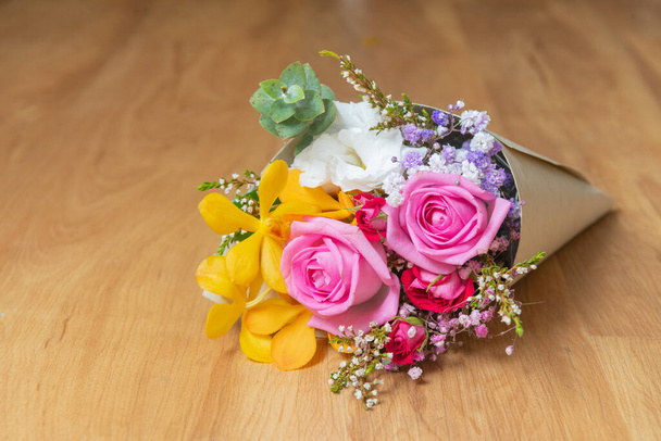 Όμορφα και ρομαντικά ανθοδέσμες (τριαντάφυλλα, ορχιδέες, καμπανούλες, γυψόφυλλες). - Φωτογραφία, εικόνα