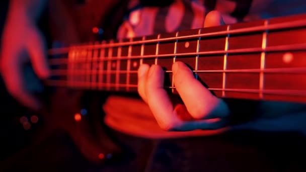 Басс Гітарист грає на Electric Bass Guitar, Left Hand Close Up. - Кадри, відео
