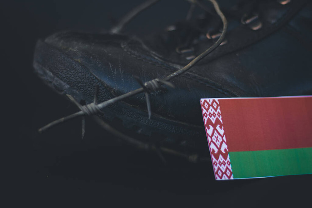 Bielorussia esercito, stivali militari bandiera Bielorussia e filo spinato, concetto militare - Foto, immagini