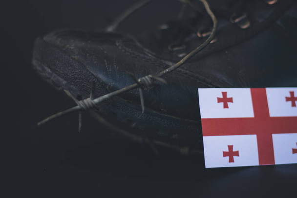 Ejército de Georgia, bandera de botas militares Georgia y alambre de púas, concepto militar - Foto, imagen