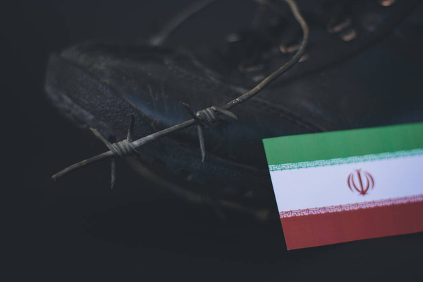 Στρατός του Ιράν, στρατιωτικές μπότες σημαία Ιράν και συρματόπλεγμα, στρατιωτική έννοια - Φωτογραφία, εικόνα