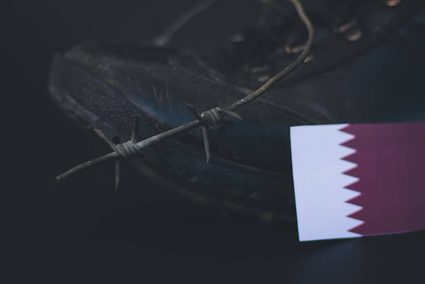 Qatar armeija, sotilaallinen saappaat lippu Qatar ja Piikkilanka, sotilaallinen käsite - Valokuva, kuva