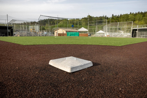 Hoekig uitzicht op een honkbalveld op een heldere, zonnige dag - Foto, afbeelding
