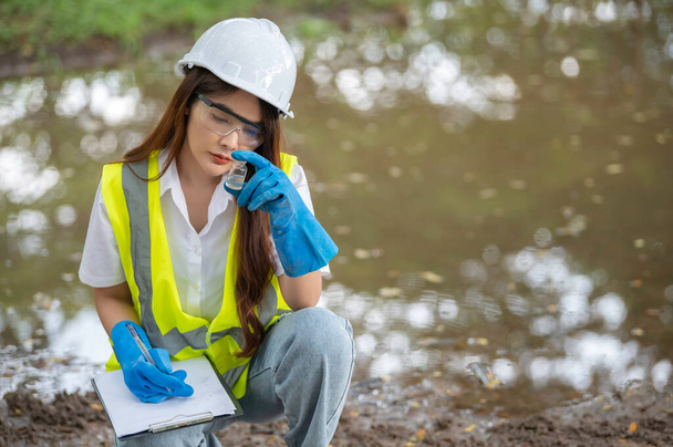 Environmental engineers inspect water quality,Bring water to the lab for testing,Check the mineral content in water and soil,Check for contaminants in water sources. - 写真・画像