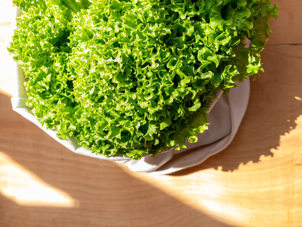 Friss saláta saláta az öko bevásárló táska tetejére néző. Fenntartható életmód bolt helyi koncepció. Zéró hulladék műanyag mentes koncepció Egészséges vegán élelmiszer Étrendi rost Ketogén étrend - Fotó, kép