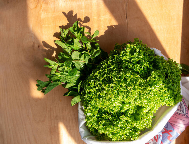 Tuore salaatti salaatti minttu eco ostoskassi alkuun näkymä. Kestävä elävä kauppa paikallinen konsepti. Vihreä lehti vihannesten toimitus. Nolla jätettä muoviton konsepti Terve vegaani ruoka Ruokakuitu Ketogeeninen ruokavalio - Valokuva, kuva