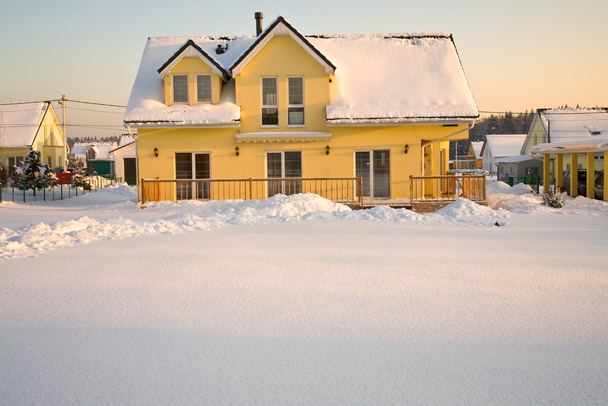 Casa de campo no inverno
 - Foto, Imagem