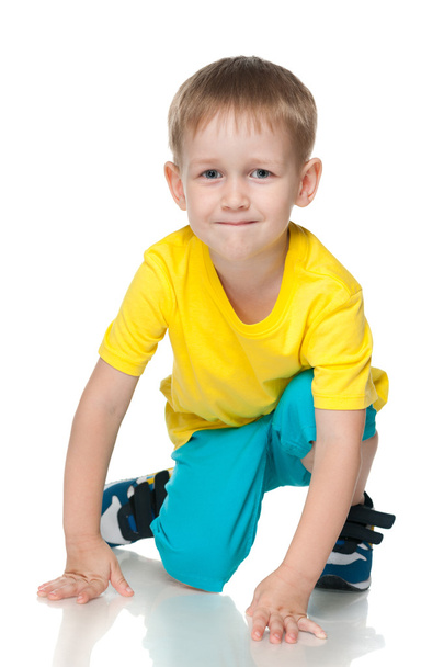 Mignon petit garçon dans la chemise jaune
 - Photo, image