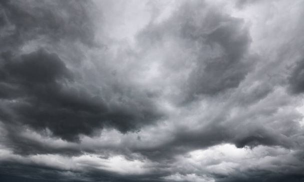 Nubes de tormenta gris en el cielo - Foto, imagen