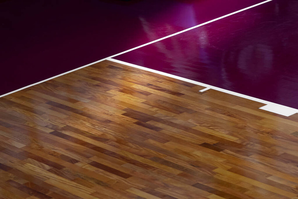 Valkoinen viiva voimistelusalin lattialla urheilukentälle. Luonnonvalon käsite. Sulkapallo, Futsal, Lentopallo ja Koripallokenttä - Valokuva, kuva