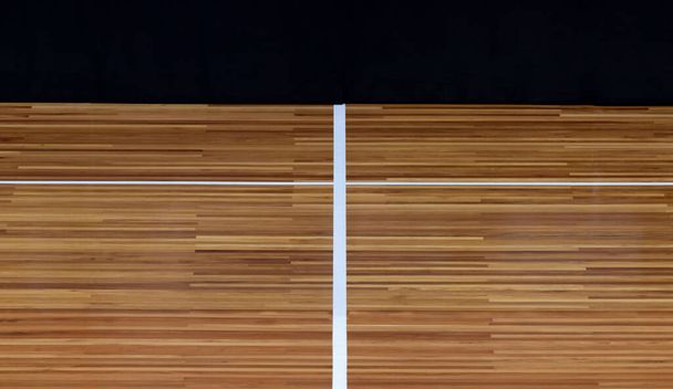 Valkoinen viiva voimistelusalin lattialla urheilukentälle. Sulkapallo, Futsal, Lentopallo ja Koripallokenttä - Valokuva, kuva