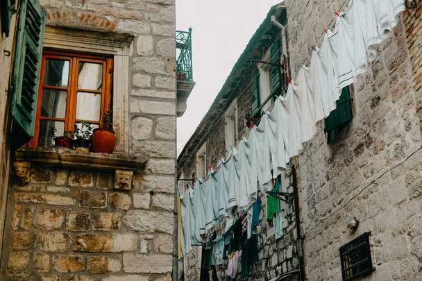 Město v Evropě sušení oblečení na ulici v centru města - Fotografie, Obrázek