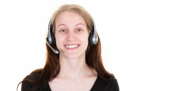 Šťastné mladé obchodní žena usmívá veselá podpora operátor call centrum portrét ve sluchátkách - Fotografie, Obrázek