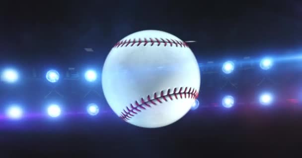 Balle de baseball volante avec projecteurs de stade clignotants dans la nuit. Balle de sport rotative. Sport 4k fond vidéo en boucle sans fin. - Séquence, vidéo