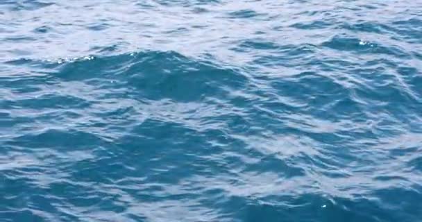 Kalme golven op zee achtergrond 4k film slow motion - Video