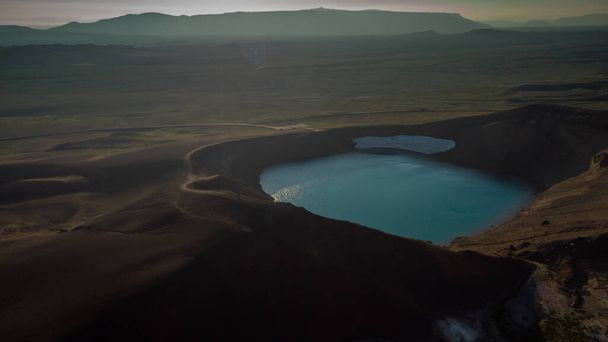 Légi drón kilátás Viti kráter Krafla területén Izland egyik kilátások hozzászólás, egy szép nyári este, a nap lassan lenyugszik. - Fotó, kép