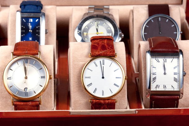 Caja con relojes de pulsera
 - Foto, imagen