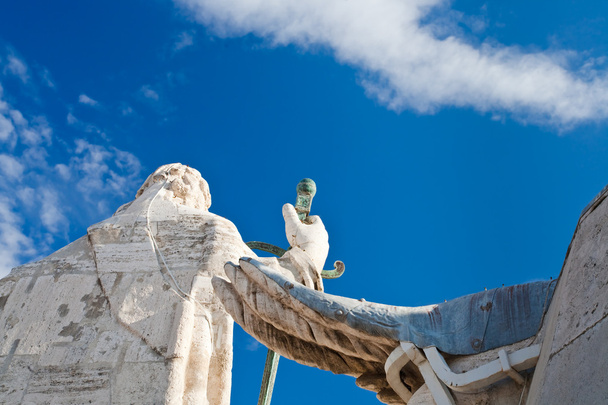 Parte de trás da estátua no telhado da Basílica de São Pedro no Vaticano
 - Foto, Imagem