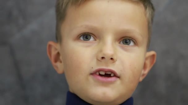 Muotokuva hauska pieni poika puhuu kameralle - Materiaali, video
