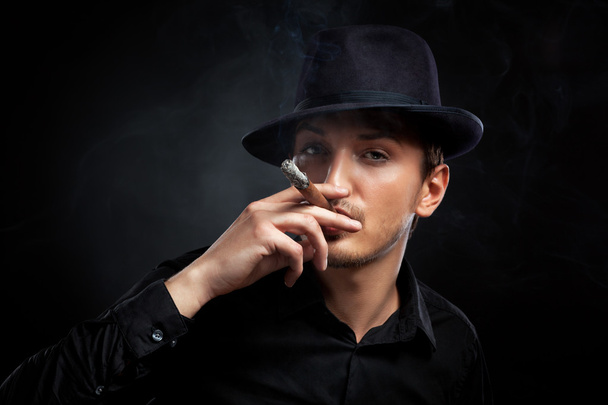 Gangster-Look. Mann mit Hut und Zigarre. - Foto, Bild