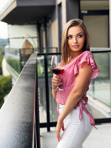 Молодая женщина с бокалом красного вина
 - Фото, изображение