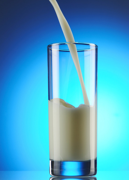Milch gießen - Foto, Bild