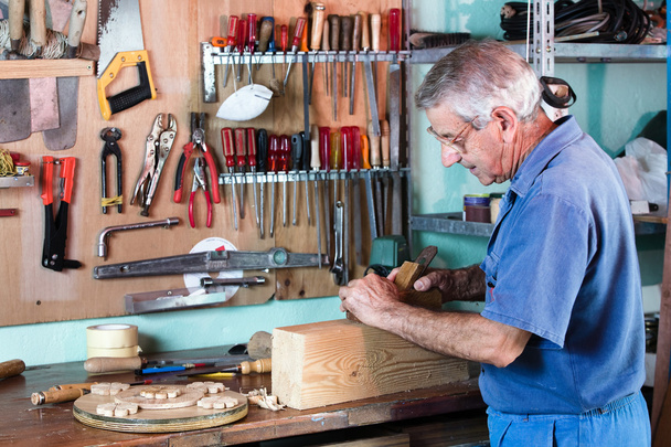 Ξυλουργός που εργάζεται με ξύλο - Φωτογραφία, εικόνα