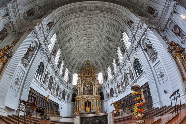 Интерьер церкви Святого Михаила в Мюнхене, Германия
 - Фото, изображение