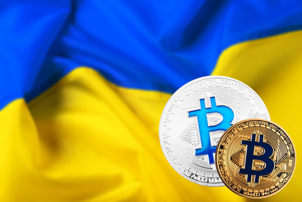 ウクライナの国旗に対するビットコイン - 写真・画像
