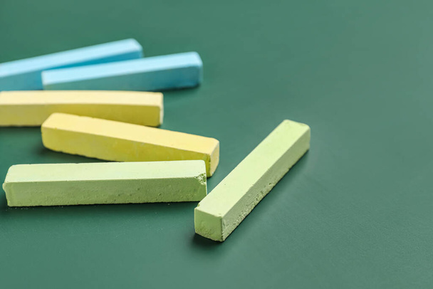 Kleurrijke krijtjes op groen schoolbord - Foto, afbeelding