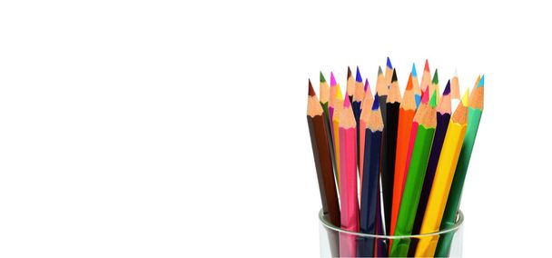 Διάφορα χρωματιστά μολύβια σε μια γυάλινη θήκη που απομονώνεται με χώρο αντιγραφής σε λευκό φόντο - Φωτογραφία, εικόνα
