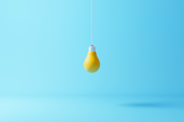Pendurado lâmpada amarela em pé no fundo azul claro. Conceito de ideia criativa e inovação. 3d renderizar ilustração - Foto, Imagem