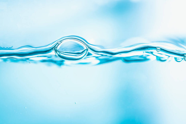 Buborékok tiszta kék víz természetes háttér - Fotó, kép