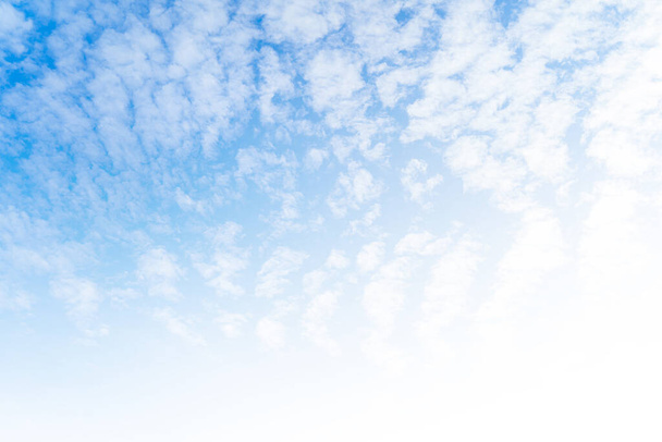 blauwe lucht met wolken in Tokyo Japan. - Foto, afbeelding