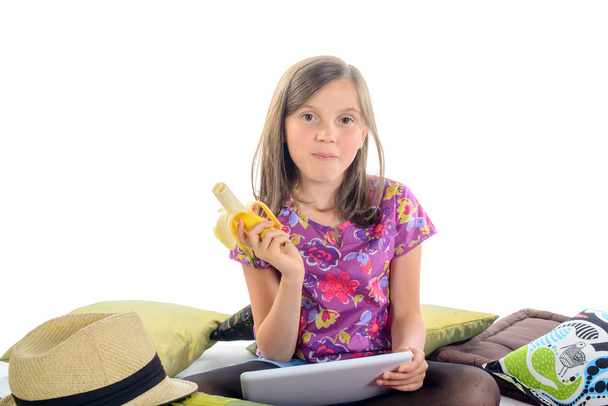 dziewczyna z cyfrowego tabletu i bananów w ręku - Zdjęcie, obraz