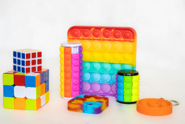 Farklı renklerde stres önleyici oyuncaklar. Yaratıcı ve komik çocuk oyuncakları seti. Popüler oyuncak. Parlak arkaplan, üst görünüm - Fotoğraf, Görsel